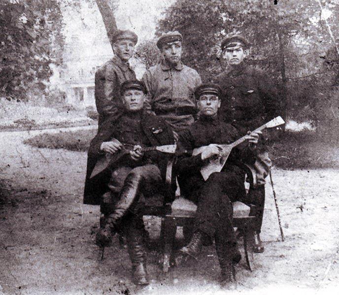 Охрана В.�?.Ленина с балалайками. 1922 год. Горки.jpg